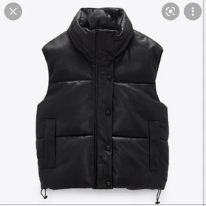 Väst  - Säljer denna helt slutsålda svarta skinnvästen från zara i storlek S, superfin och nästan helt oanvänd❤️❤️❤️👌🏼👌🏼👌🏼