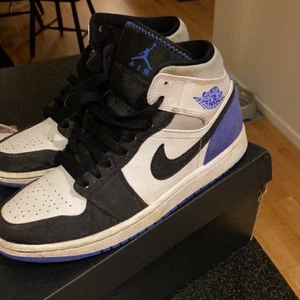 Jordans Air 1 Mid - Säljer dessa snygga Jordans Air 1 Mid i strl 41💙✨ Dem är lite använda som ni kan se men dem är ändå i ett bra skick!✨🤍 perfekt nu till hösten med sånna snygga skor🖤✨