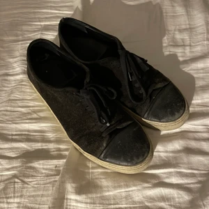 Axel arigato skor - Svarta Axel arigato sneakers i storlek 42. Välanvända men köpes i befintligt skick.