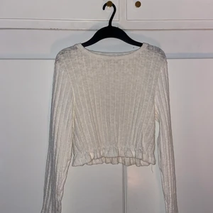 Stickad tröja - Volang stickad tröja från NA-KD