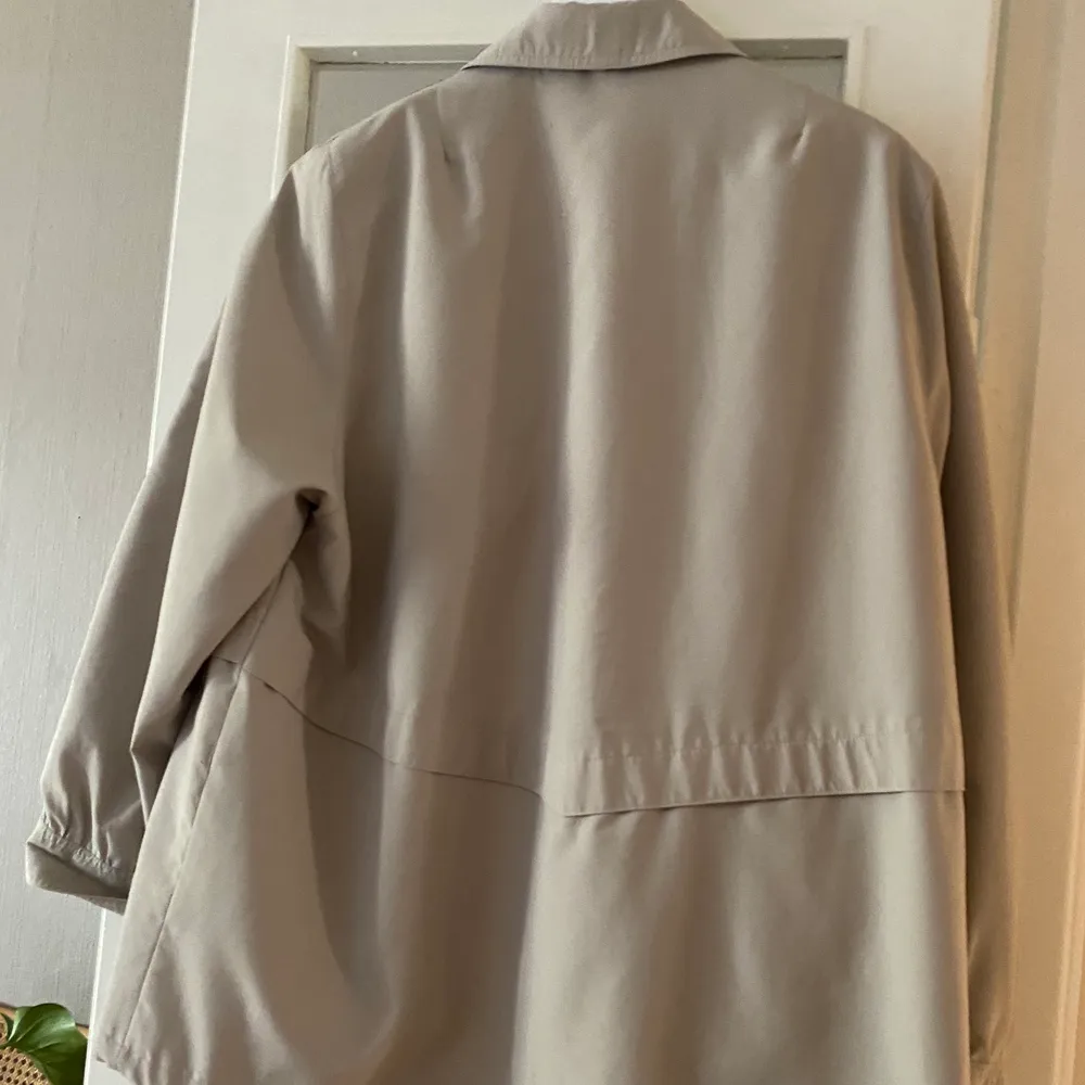 Tunn jacka i en beige/grå färg. Lite vaddad i axlarna. Storlek 42. Passar mindre storlekar för en oversized fit. . Jackor.