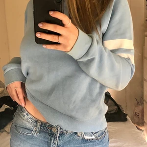 Ljusblå hoodie - Hej! Säljer min gamla ljusblåa hoodie. Riktigt fin färg och otroligt mjuk inuti. 💙 Man kan styla den till mycket! Den är väldigt använd förut och på vissa ställen har den tappat färg. Därför så sänker jag priset enormt pg av defekter på den. För mer info, skriv privat💙💙
