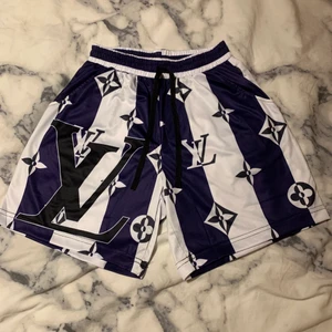 Louis Vuitton shorts  - Lila/svart/vita LV shorts som är suuupersköna! Men, dom är inte riktigt min stil och kommer inte till användning. Hoppas någon är intresserad🥰 GRATIS FRAKT!🥰