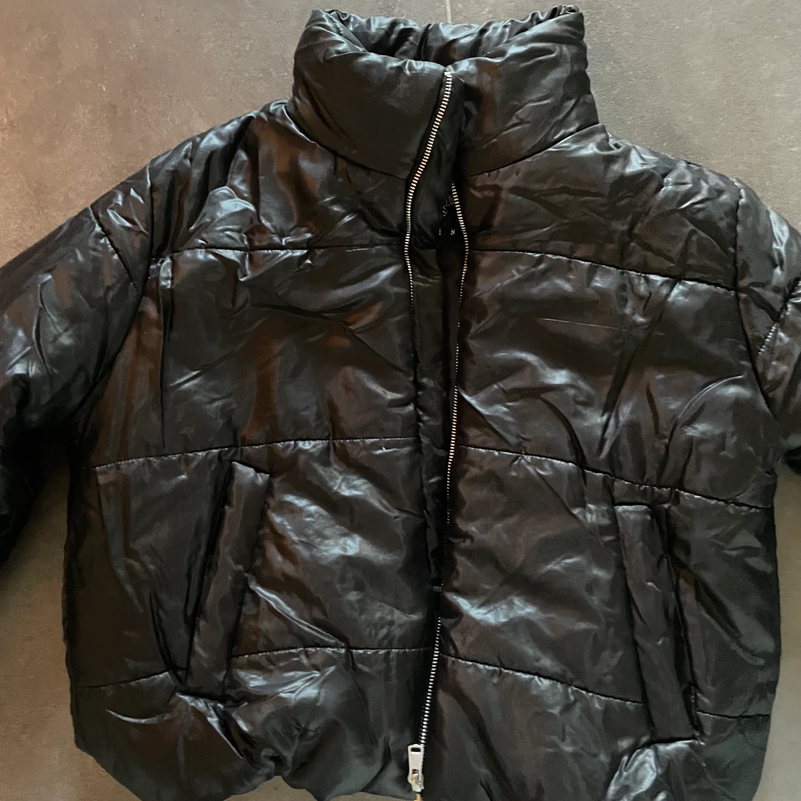 Svart pufferjacka i glänsigt material - 90