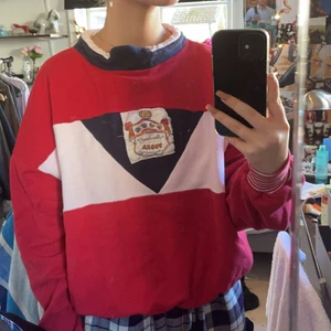 Vintage sweatshirt  - Vintage tjocktröja från 80-talet, som det står team smitnoff på baksidan på. Jättefin röd färg o är i jättefint skick.