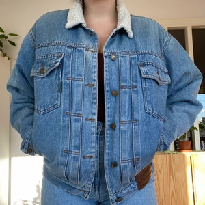 Jeansjacka - Fodrad skitcool jeansjacka som är perfekt nu till hösten/vintern😍 Storleken står ej men skulle uppskatta den till en Medium!💕