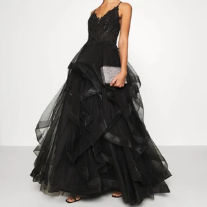 Balklänning  - Kör en intressekoll om någon vill göra äran o bära upp denna skönhet på deras egna bal eller annat festligt tillfälle