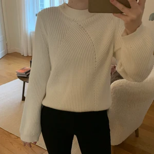 Stickad tröja - Vit stickad tröja från Filippa K, strl M men passar också en S som jag, nypris 1,200kr, säljs bara vid bra pris💞