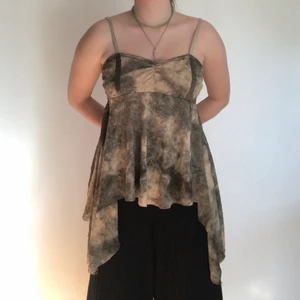 grönt linne - ett fint grönt linne som passar xs-s, jag brukar ha strl s-m och den är bara lite liten på mig:)