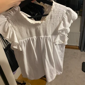 Vit blus - Vit blus från mango i storlek S, bra skick men har lite sminkfläckar på inre delen av kragen som syns på bilden men det syns ej när man har på sig den! 