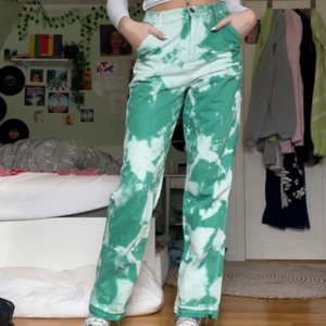 Gröna tie dye byxor  - Gröna egen färgade byxor, klippt upp sömmen där nere för att passa mig som är 175. Insydda i midjan så passar både S&M 💕💕💕 ger rabatt vid köp av flera plagg 💕💕