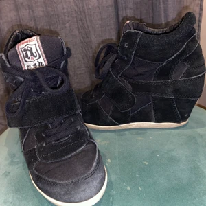 Sneakers  - Suuuper coola sneakers med en perfekt kilklack, påminner väldigt mycket om isabel Marant!🖤 ❤️dem är i bra skick, finns inga skador på själva skorna och inte heller sulan. Dem är helt svarta och är i mocka. Säljer då dem inte kommit till så stor användning, dem är i storlek 36 men skulle söka att de även funkar för 37:or (skriv privat för fler bilder)