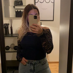 Off soulder spets  - En blå tröja, off soulder spets. Storlek S från H&M 