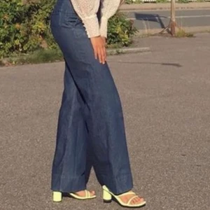 Extra vida jeans! - Extra vida mörkblåa jeans i modellen Ace från Weekday! Riktigt bra jeanstyg så det är ingen stretch men sitter otroligt på kroppen! Använt 2-3 gånger max!💙