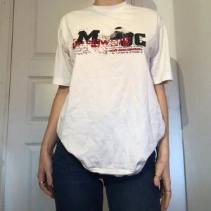 t-shirt med y2k tryck - Lite smått oversized svincool t-shirt jag fått många komplimanger för men tröttnat på tyvärr så den är nu till salu👏💖 Som ny, fick den i present så vet ej var den är köpt. 