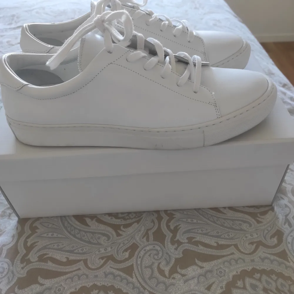 Jätte fina vita sneakers. Jag hade på mig dem bara en gång. Jag köpte inte rätt nummer.. Skor.