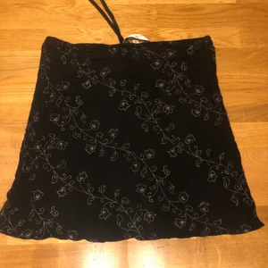 super fin kjol  - jätte fin kjol med fina detaljer. super bra för sommaren eller utekvällar!