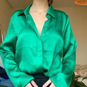 Elegant felfri glansig tunn skjorta i en klar, vacker grön färg. Går att klä upp eller ned 💚 storlek M från Rut & circle men passar mig perfekt som har XS-S. 