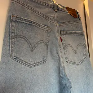 Levis high loose i ljusblå. Fint skick i storlek 24. Köparen står för frakt (66kr spårbar) säljer även två par till Levis jeans i samma modell i andra färger, se min profil! 