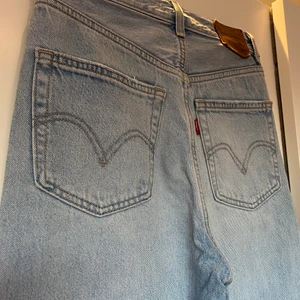 Levis high loose - Levis high loose i ljusblå. Fint skick i storlek 24. Köparen står för frakt (66kr spårbar) säljer även två par till Levis jeans i samma modell i andra färger, se min profil! 