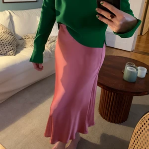 Zara, kjol, strl S - Otroligt fint fall i denna kjol, i nyskick