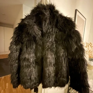 Fuskpäls NLY - Svart fuskpälsjacka från Nelly. Storlek S, skulle säga att storleken är S/M. Varm, väldigt skön och i bra skick. Sparsamt använd, max 8 gånger.