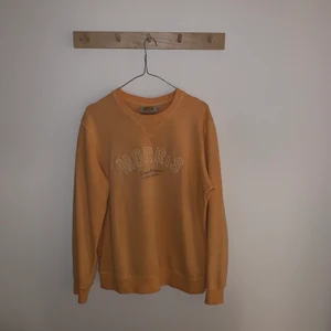 Morris Sweatshirt  - Fin orangerosa Morris sweatshirt i storlek medium. Bra skick, sparsamt använd 