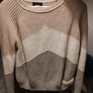 Stickad tröja  - Stickad tröja från Object strl L. 50% bomull, 50% akryl. 