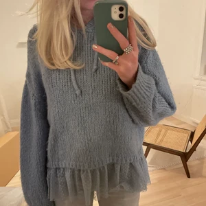 Stickad luvtröja Zara - Super mysig stickad luvtröja m volang från Zara!💕