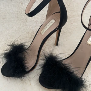 Svarta klackskor  - Svarta klackskor i gott skick. Använd Max 2 gånger 