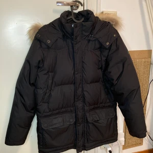 Boomerang dunjacka - En jätteskön dunjacka från märket boomerang, som används ett fåtal gånger. Den är väldigt varm och skön, man kan även dra åt den i midjan eller nertill, den är svart men inte kolsvart utan mer lite åt det gråare hållet och är i äkta päls på luvan. Storleken står ej men antar XS/S✨