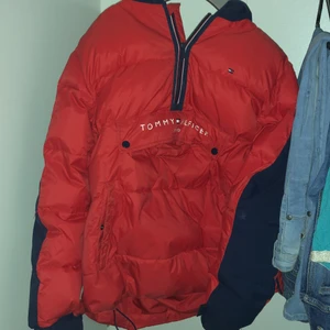 Tommy hilfiger jacka  - En Tommy jacka knappt använd pga att den inte passar st 176 alltså en L - XL jätte fin varm bra till vintern🥰