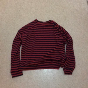Randig tröja, svart röd - Hej! Säljer denna jättefina randiga tröja som är jättestretchig. Jättefint o skön tyg passar jättefint med någon svart kjol<3 Använt bara en gång :3