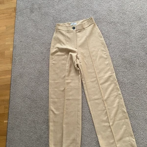 Kostymbyxor från Berskha i sl 38:) - Säljer dessa superfina kostymbyxor från Berskha som är använda en gång. Kvaliten är väldigt tunn och bekväm. Jag står inte för frakten av paketet eller ifall det blir problem med posten. <3
