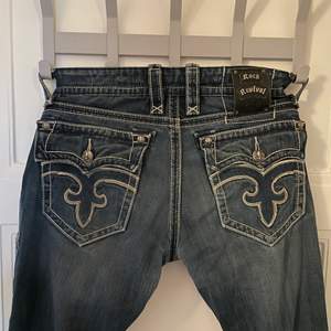 Äkta rock revival jeans modell straight. Skitfeta detaljer på fickor, knappar samt snygg skinnlabel. Små skador på bakfickorna men därför det bra priset. Bra skick för att inte vara helt nya.