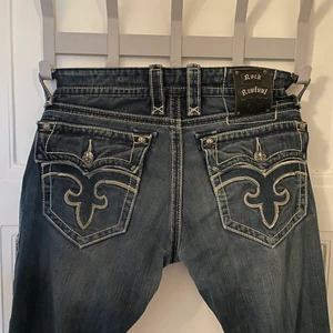 Rock revival jeans 1700kr nya - Äkta rock revival jeans modell straight. Skitfeta detaljer på fickor, knappar samt snygg skinnlabel. Små skador på bakfickorna men därför det bra priset. Bra skick för att inte vara helt nya.