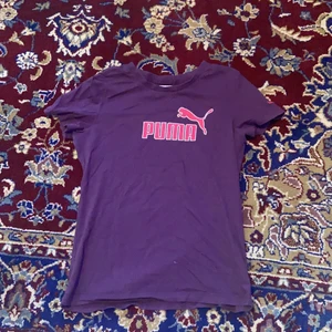 Puma babytee - En puma babytee jag aldrig använt!❤️ barnstorleken är L men skulle säga att det är XS eller S😃