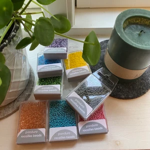 Oandvända pärlor prån panduro!🤎 - Hej säljer nu helt oandvända och oöppnade pärlor från paduro (OBS lila och blå är öppnade) pågrund av att jag inte har användning av dom! Hör gärna av er om ni är intresserade 💓 priset kan diskuteras💓.                                                          35kr styck💓