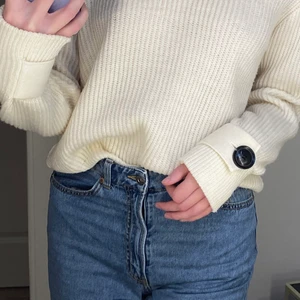Stickad tröja storlek M  - Väldigt gullig och bra stretch i materialet. Använder den dock inte längre så skickar vidare💖 går inte att köpa längre i vanlig butik!