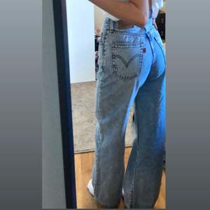 Intressekoll på mina skitsnygga Levis jeans!! De är i modellen ribcage wide leg, storlek 25/32💕 inte helt säker på om jag vill sälja men om jag får ett bra bud så säljer jag! Köpt för över 1000kr, buda från 700 i kommentarerna!