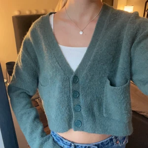 Grön kofta - Superfin grön kofta ifrån zara! Storlek M men passar perfekt på mig som är Xs 💖