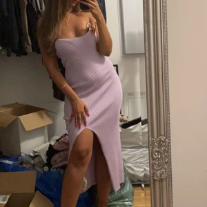 Klänning med slits - Säljer denna lila oanvända klänning från Gina tricot. Prislapp på. Storlek S. 