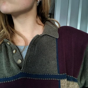 Tjocktröja - Tjocktröja perfekt till hösten!! Jag håller på att rensa så därför säljs denna. Sitter bra oversize på mig som vanligtvis har S. 