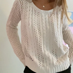 Tröja - Sitter fint på mig som oftast har S, köpt på röda korset (second hand).