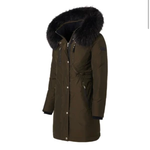 Oanvänd Rock and blue Vega jacka  - Säljer min oanvända rock and blue jacka i storlek 36. Fick den i present men den har tyvärr aldrig kommit till användning då jag har en annan vinterjacka. Det finns ett justerbar band i mitten på jackan så den går att dras åt. 