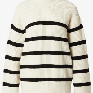 Zara randig tröja  - Säljer denna populära stickade tröjan från zara då jag inte använder den💙finns inte längre kvar på hemsidan, storlek S men den e oversized💜💙💜