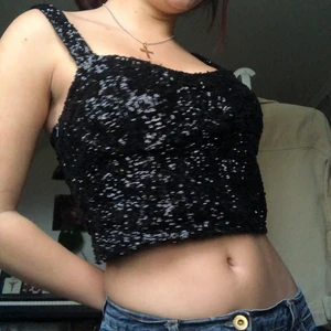 Glittrig topp - Festlig glittrig topp från Bikbok. Aldrig använt. Nyskick. Perfekt till fester och nyår!🎉  