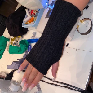 Vantar - Hej! Jag och två klasskompisar har börjat med ett UF-företag. Vi säljer vantar som på bilden. Vi kommer börja sälja gråa och svarta. Skriv vid intresse så kan ni även komma med förslag på fler färger! 🥰 Vårt pris kommer vara: 1 par för 149kr och 2 par för 279kr.