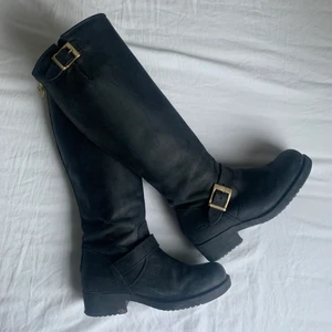 Svarta johnny bulls stövlar - Äkta johnny bulls stövlar som är använda endast ett fåtal gånger!🥰 har även lådan kvar