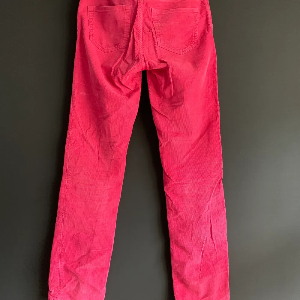 Klar rosa manchesterbyxor från other stories. De är lite ljusare i verkligheten än på bilderna. Låga i midjan och ankellånga. Stl 26. Köpare står för frakt.. Jeans & Byxor.